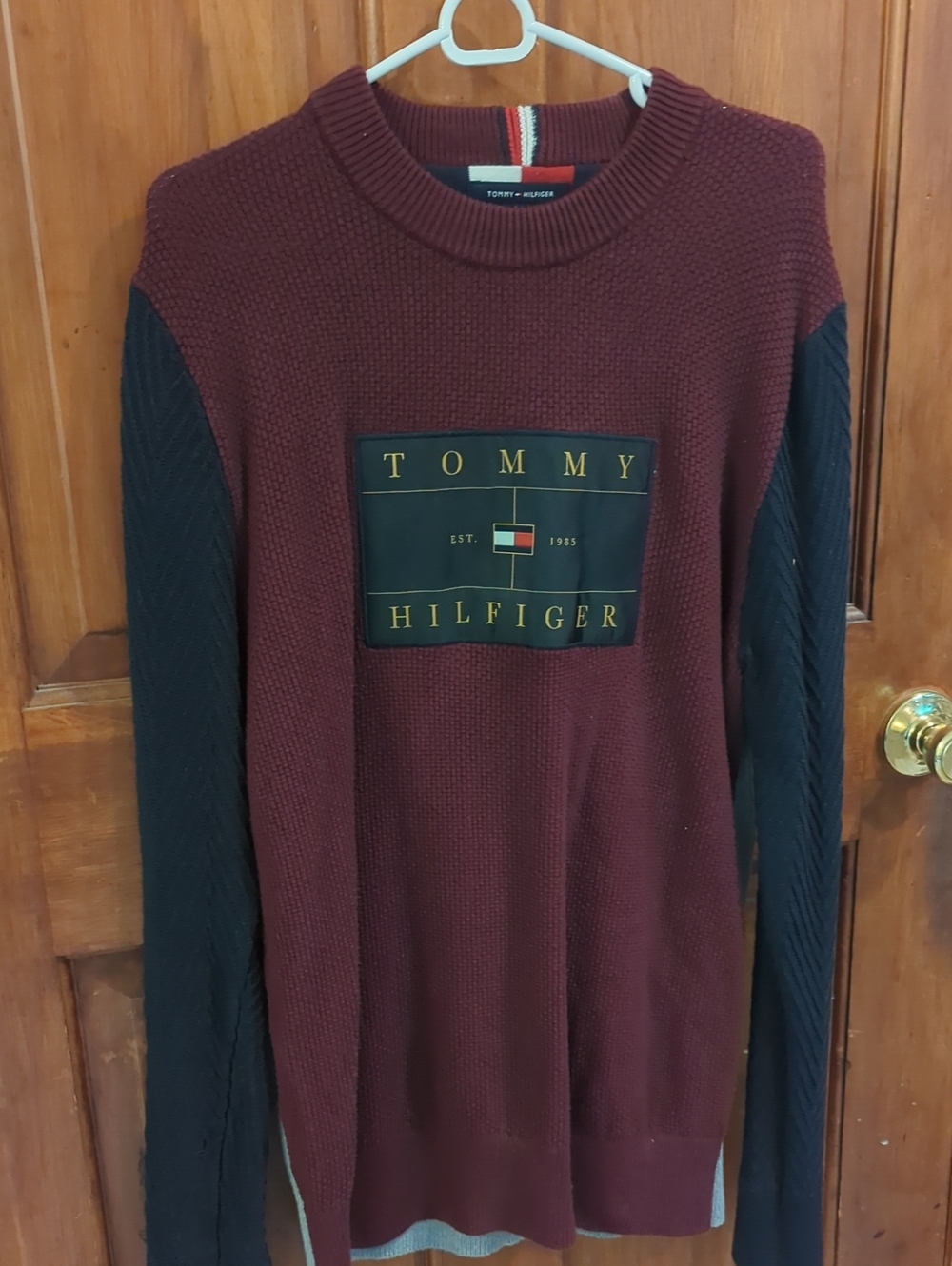 Tommy Hilfiger Maroon Body Black Sleeve Crewneck Sweater Size Large